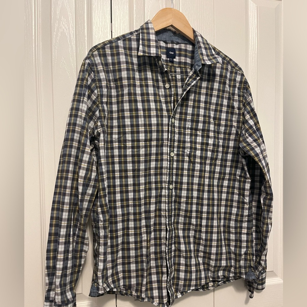 Men’s GAP 100% cotton button down plaid shirt. Size L